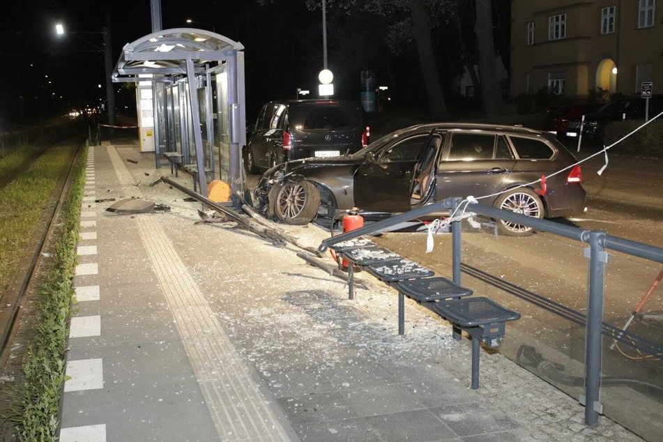 Rums! Das Geländer einer Straßenbahnstation konnte dem Aufprall eines BMWs nicht standhalten.