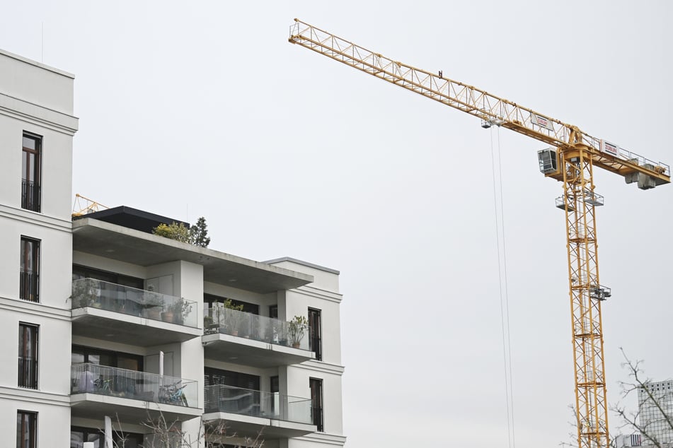 Das könnte teuer werden: Mann klettert zum Spaß auf Baukran