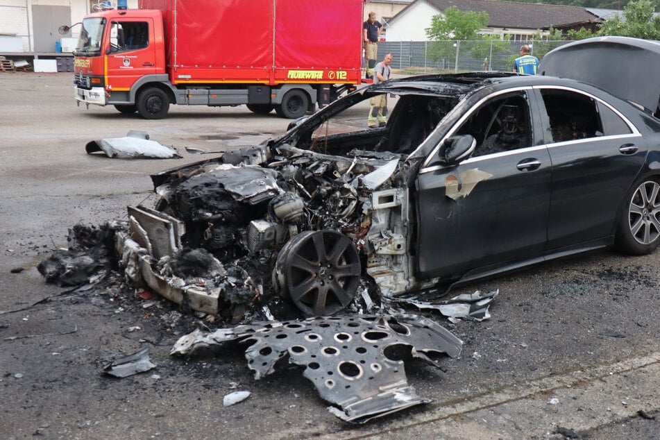 Vom Mercedes blieb nach dem Brand nicht mehr viel übrig.