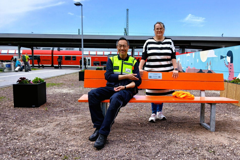 Das hat es mit der mysteriösen orangen Bank am Hauptbahnhof auf sich