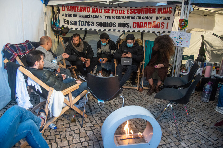 Ljubomir Stanisic (3.v.l), Star der portugiesischen Fernsehsendung “Pesadelo na Cozinha”, sitzt im Hungerstreik in einem improvisierten Zelt vor dem Parlamentsgebäude.