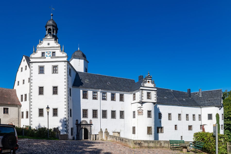 Regionale Spezialitäten und Erzeugnisse aus der Umgebung füllen beim Regionalmarkt den Schlosshof Lauenstein.