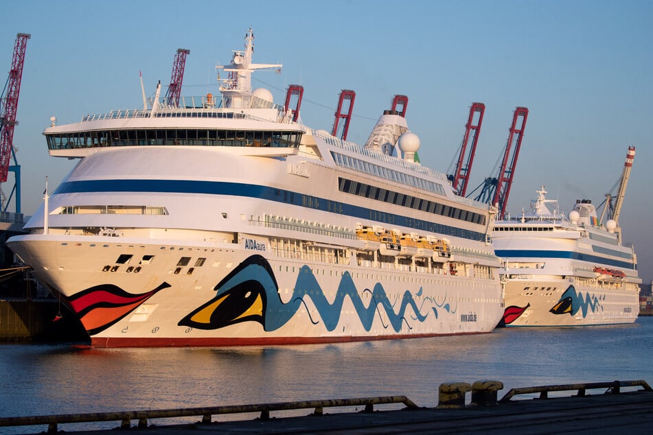Die beiden Aida-Schiffe "Aidaaura" und "Aidacara" liegen am Kreuzfahrt-Terminal Steinwerder.
