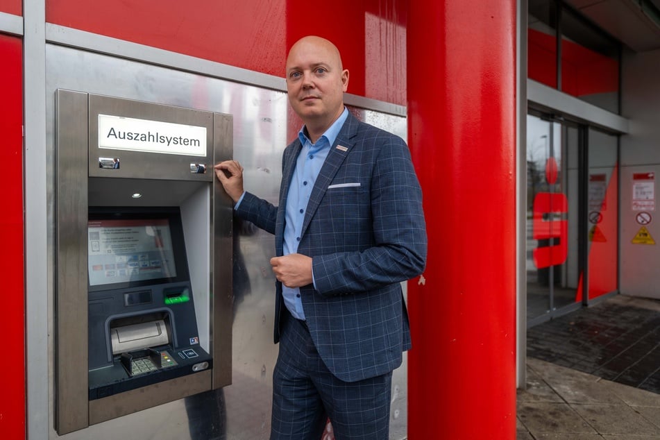 Laut Sparkassen-Sprecher Sven Mücklich (50) werden ab Montag sieben Bank-Foyers in der Nacht geschlossen.