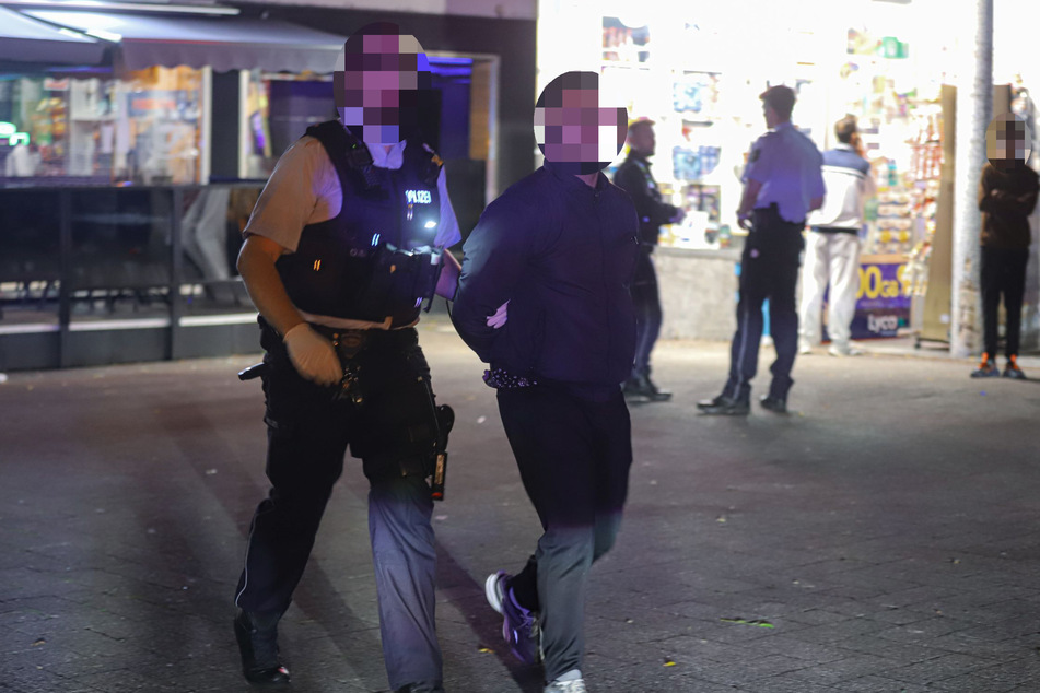 Die Polizei nahm mehrere Verdächtige am Oberbarmer Bahnhof fest.