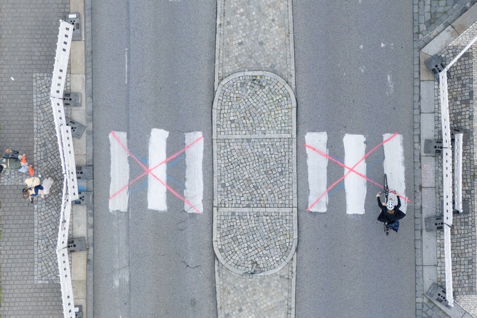 Nachdem der falsche Zebrastreifen auf die Straße gepinselt worden war, sperrte die Verwaltung den Bereich vorübergehend ab.