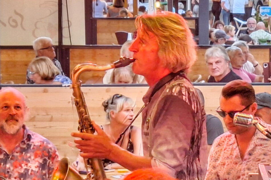 Musik liegt in der Luft: Mit Live-Klängen und einem Glas Wein wird das Weinfest zum entspannten Sommererlebnis.