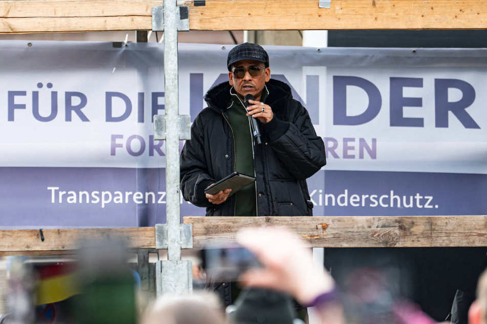 Xavier Naidoo (54) hat am Samstag am Großen Stern in Berlin bei einer Demonstration gesprochen und gesungen.