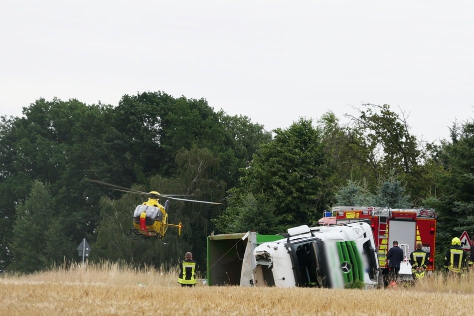 Ein Rettungshubschrauber bei der Landung, nachdem bei Colditz am Montag ein mit Kies beladener Lastwagen verunglückt ist. Der Fahrer wurde dabei in seinem Führerhaus eingeklemmt.