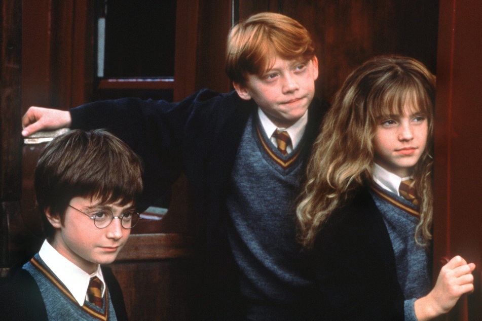 Daniel Radcliffe (heute 35, l.), Emma Watson (heute 35, r.) und Rupert Grint (heute 36) in "Harry Potter und der Stein der Weisen". (Archivfoto)