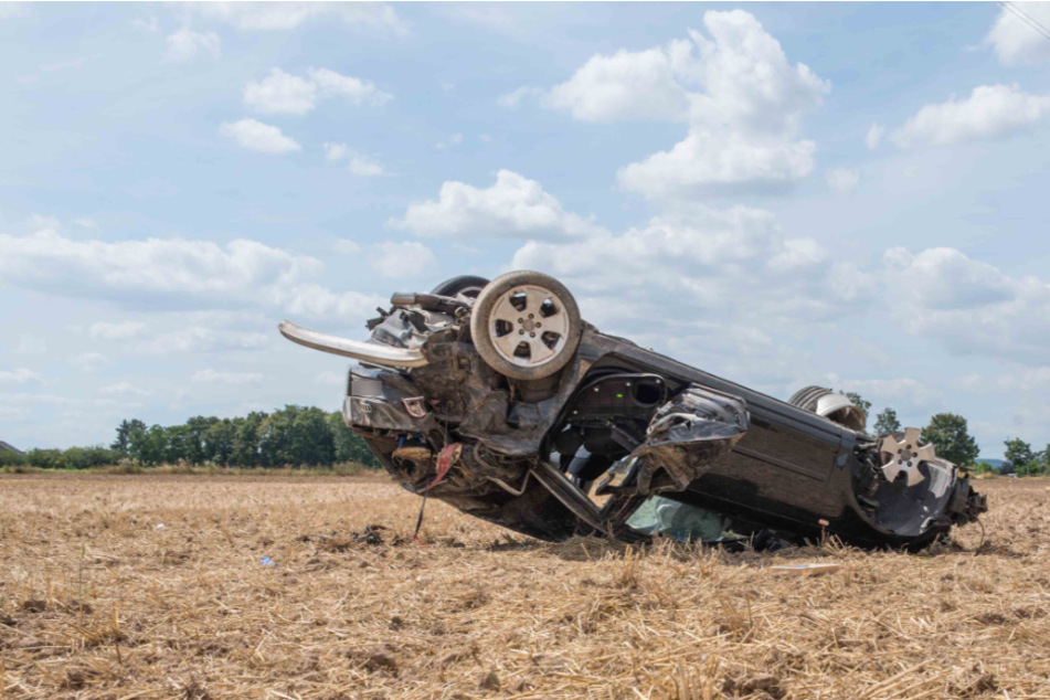 Der völlig zerstörte Audi kam auf einem Acker zum Stillstand. Der Fahrer (55) verstarb noch am Unfallort.
