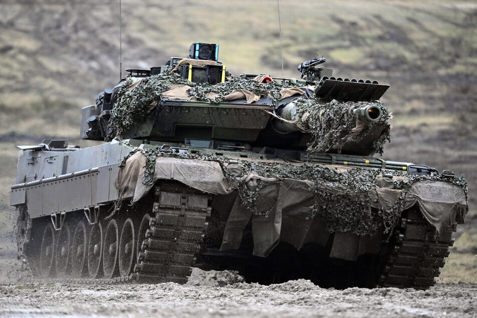 Die Ukraine hat aus Deutschland 18 Leopard-2-Panzer erhalten - dafür wurden nun neue bei KMW in Auftrag gegeben.
