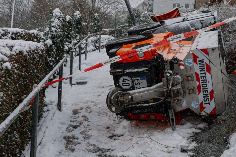 Glätte wird zum Verhängnis: Räumfahrzeug verunglückt in Wuppertal