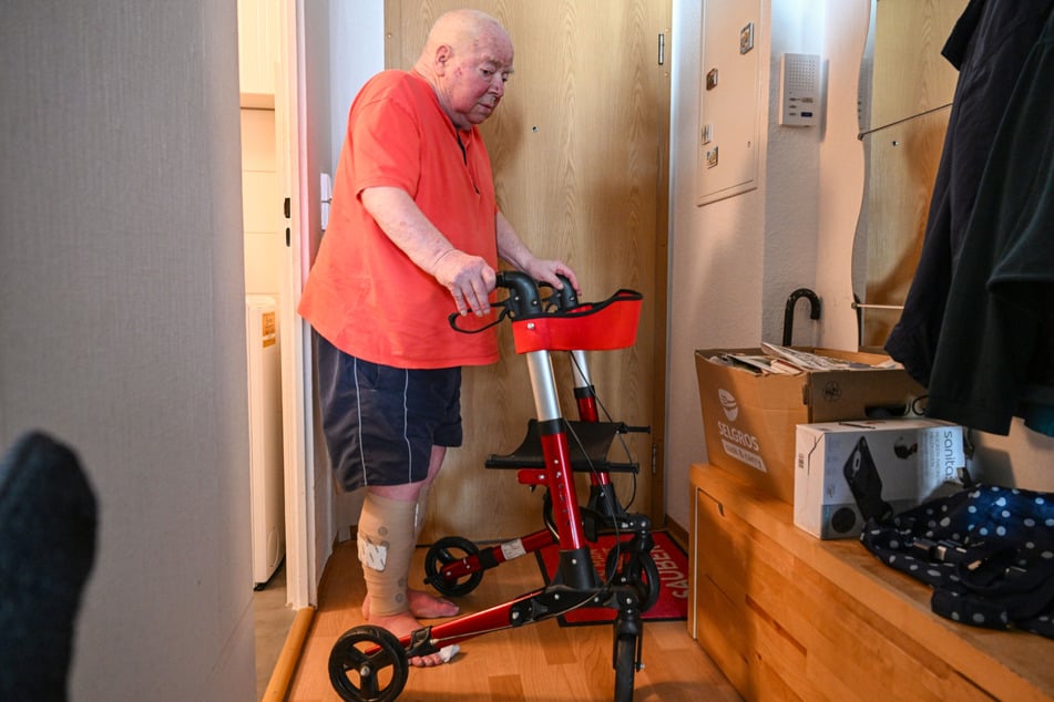 Der pensionierte Bergmann Frank Seltmann (84) ist auch in seiner Wohnung auf einen Rollator angewiesen.