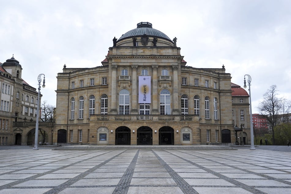 Im Opernhaus Chemnitz feiern 2025 die Opern "Rummelplatz" und "Der Bajazzo" Premiere. Auf dem Theaterplatz folgt eine Kooperation mit dem Kosmos-Festival.