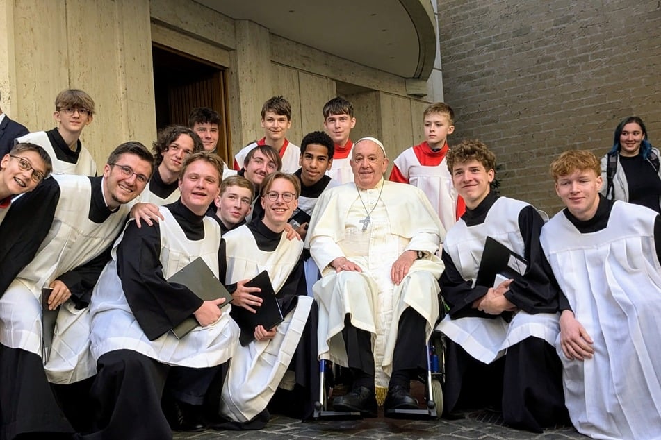 Die Kapellknaben 2024 mit Papst Franziskus in Rom - die Reise der jungen Sänger ist auf YouTube zu sehen.