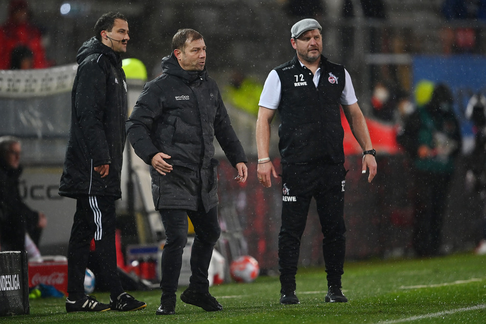 Bielefelds Trainer Frank Kramer (49) und Kölns Trainer Steffen Baumgart (49, r) beim Spiel ihrer Mannschaften.