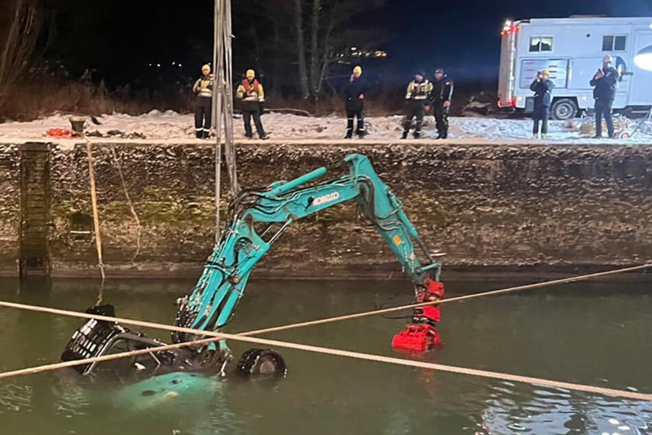 Ist zwar nicht gelb, kann aber auch nicht schwimmen: In Niederbayern ist ein Bagger in die Donau gefallen.