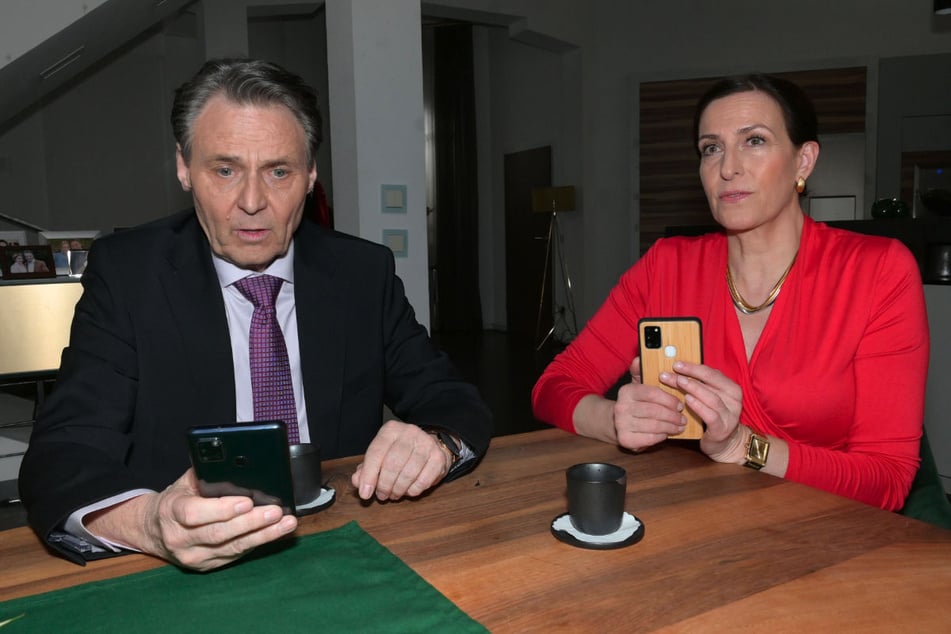 Joachim bemerkt, dass sich Katrin seltsam verhält.