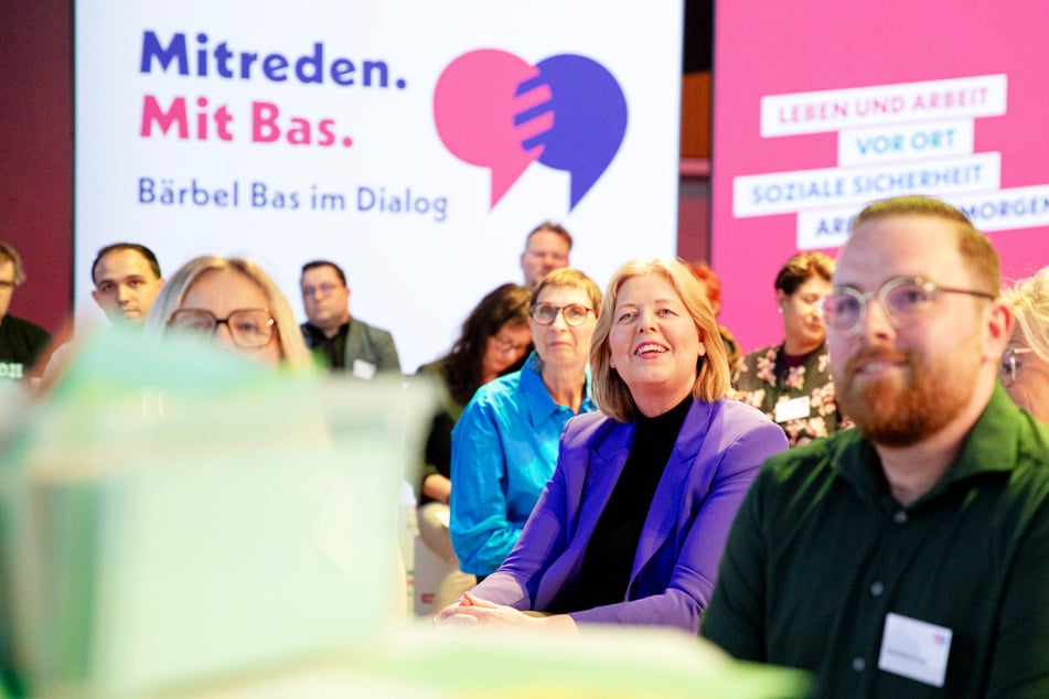 Ministerin Bas bei der Vorstellung der Ergebnisse aus der Dialoginsel.
