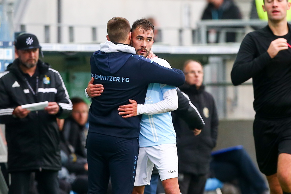 CFC-Trainer Daniel Berlinski (35) umarmt seinen dreifachen Torschützen Furkan Kircicek (25), dem in der ersten Halbzeit ein lupenreiner Hattrick gelang.