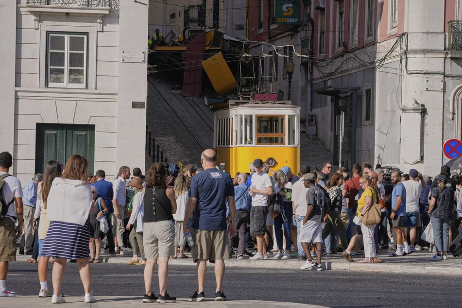 Am Tag danach strömen zahlreiche Menschen zur Unglückstelle. Viele wollen einfach nur ihre Trauer zum Ausdruck bringen.