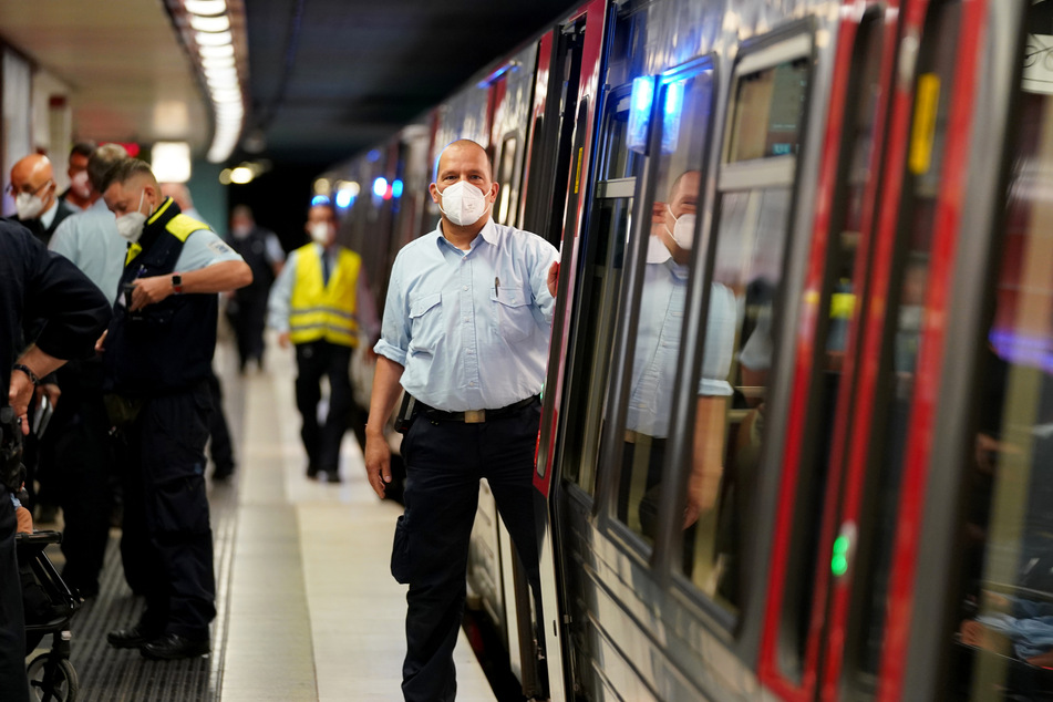 Aufgrund des 9-Euro-Tickets sind die Hamburger U-Bahnen so voll wie schon lange nicht mehr. Der HVV kontrolliert daher verstärkt die Einhaltung der Maskenpflicht.