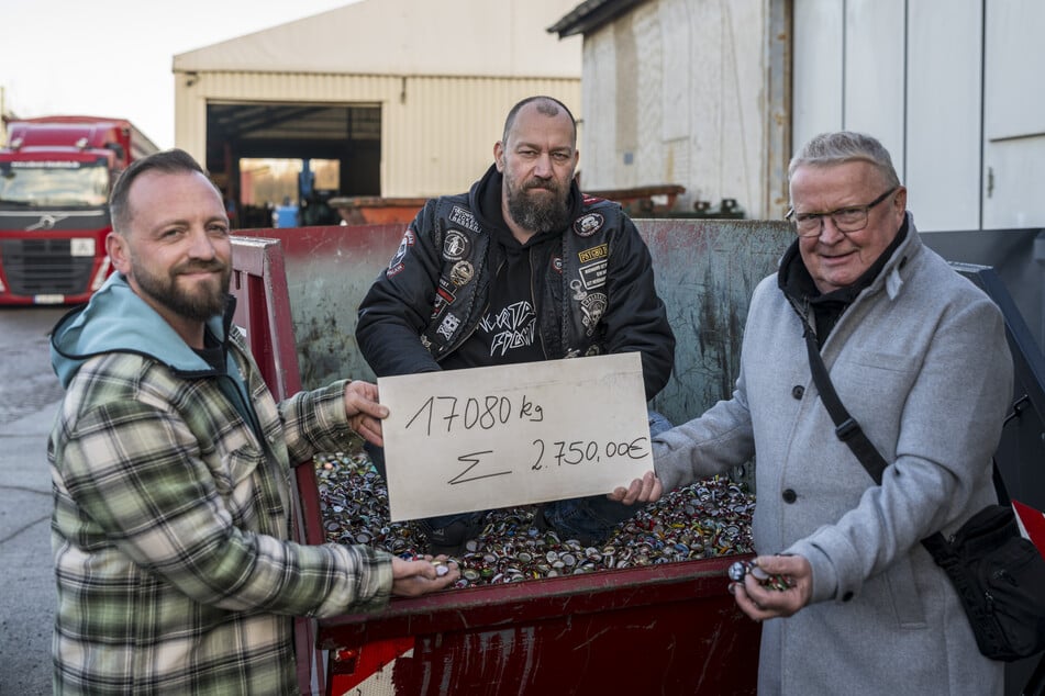 Schrotthändler René Friedrich, Initiator Mario Fröhlich (48) und Peter Hänel (69, Vorstand Elternverein krebskranker Kinder) freuen sich über die 17 Tonnen Kronkorken.