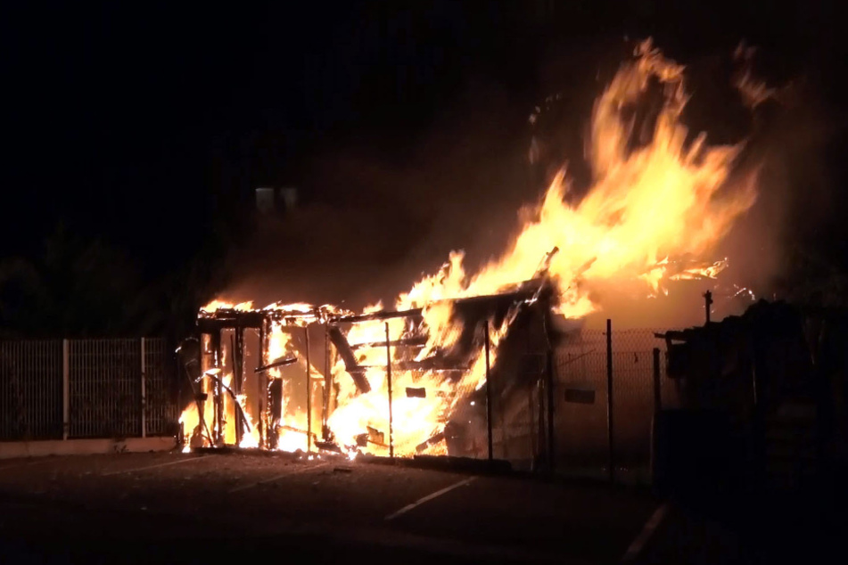 Der Stall steht lichterloh in Flammen.