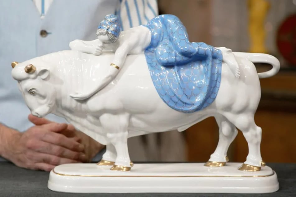 Die Porzellanplastik zeigt Zeus als verwandelten Stier, der sich in die schöne Königstochter Europa aus Phönizien verliebt und sie auf seinem Rücken nach Kreta entführt.