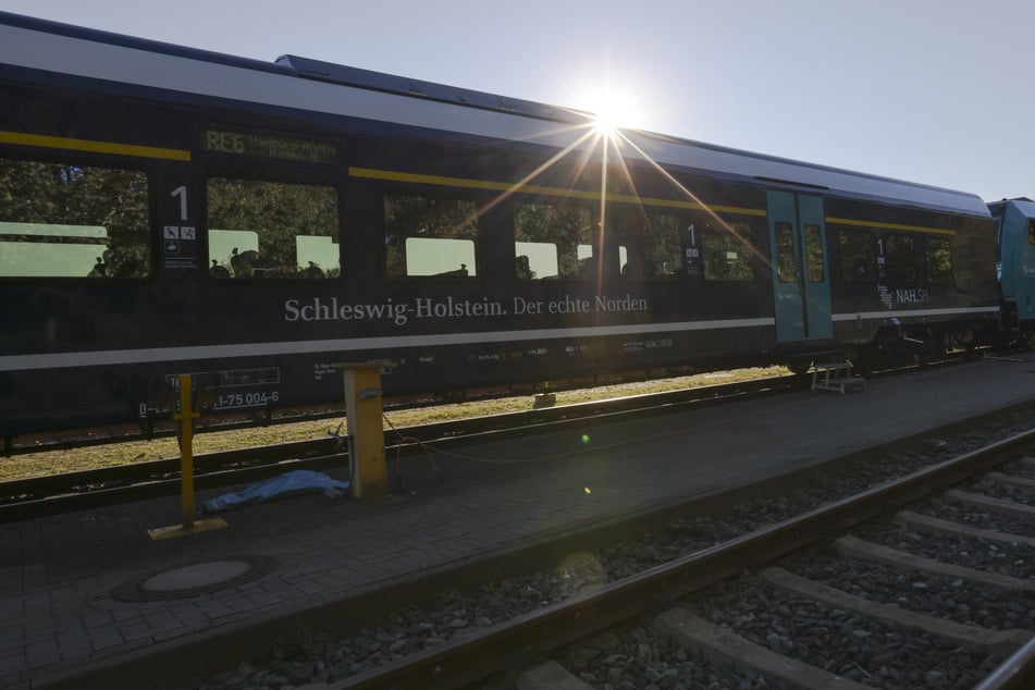 Der Regionalexpress fuhr zurück zum Bahnhof nach Husum. (Symbolfoto)