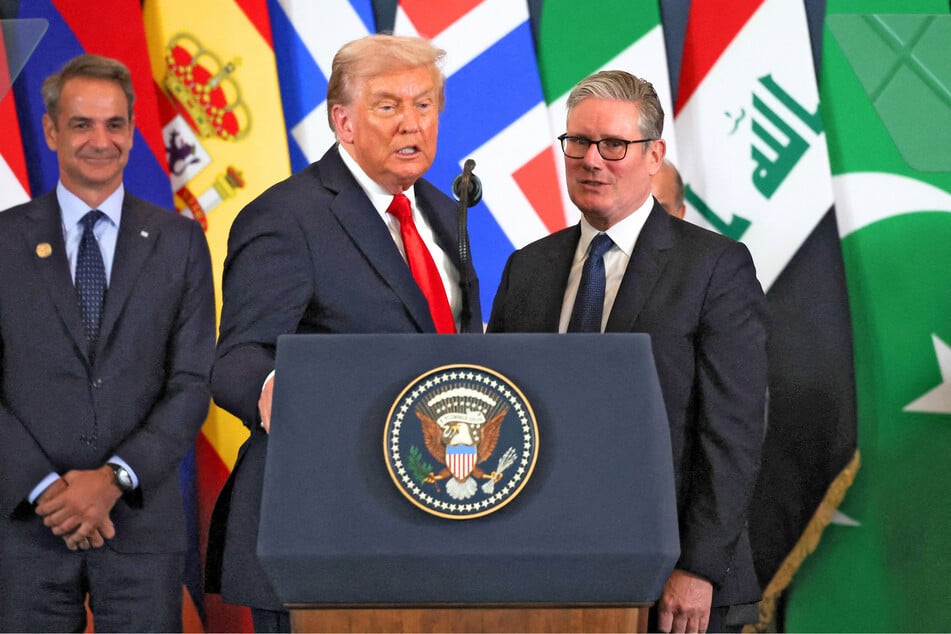 A video of President Donald Trump (c.) inviting UK Prime Minister Keir Starmer (r.) to speak at a podium, only to dismiss him, has recently gone viral.