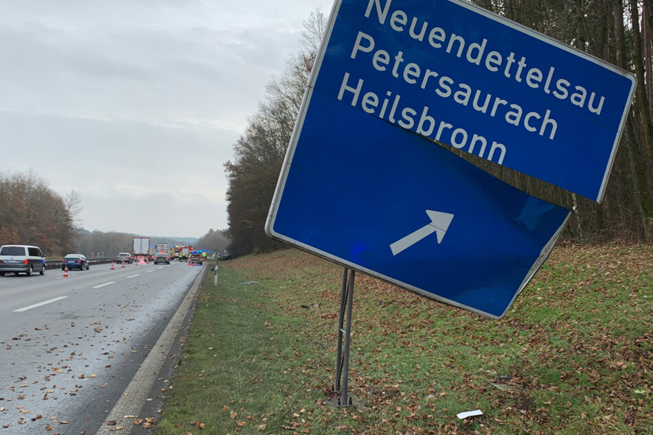 Der Kia rammte dieses Verkehrsschild und überschlug sich daraufhin mehrere Male.