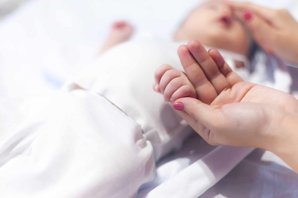 Von den eigenen Eltern misshandelt: In Polen wurde ein erst zwei Monate altes Baby mit lebensbedrohlichen Verletzungen in ein Krankenhaus gebracht. (Symbolbild)