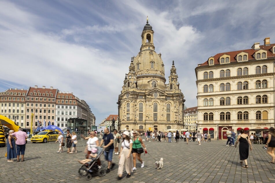 Ein Mercedes-Fahrer war am Montagvormittag durch die Fußgängerzone am Neumarkt gefahren. Die Polizei sucht nun Zeugen des Vorfalls. (Archivbild)