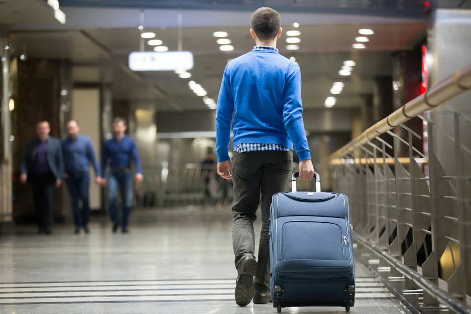 Mann lebt drei Monate lang im Flughafen, weil er Angst vor Corona hat