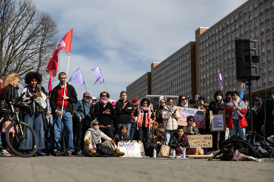 Vor dem Roten Rathaus demonstrierten Studierende unter dem Motto "Kampagne gegen Zwangsexmatrikulation: Hands off student rights".