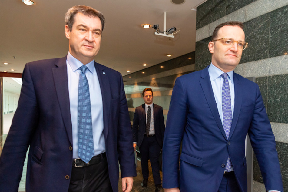 Markus Söder (l, 53, CSU), Ministerpräsident von Bayern, und Jens Spahn (39, CDU), Bundesgesundheitsminister, gehen gemeinsam zur Sitzung des bayerischen Kabinetts in der Staatskanzlei.
