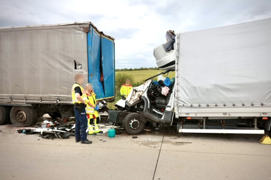 Der Transporter-Fahrer wurde bei dem Unfall schwer verletzt.