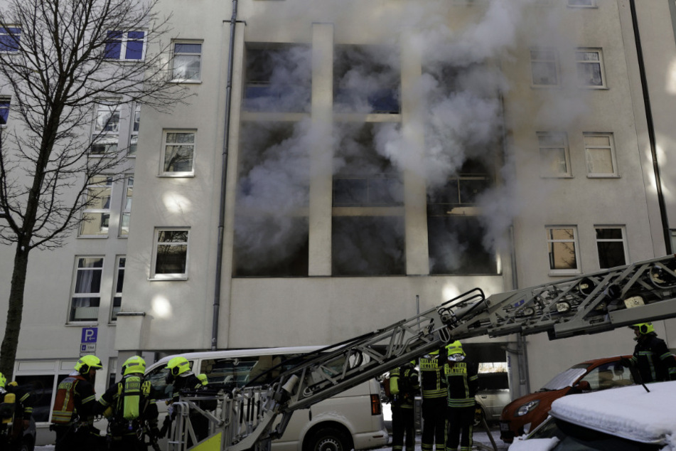 Chemnitz: Feuerwehreinsatz in Chemnitz: Rauch steigt aus Wohnung!