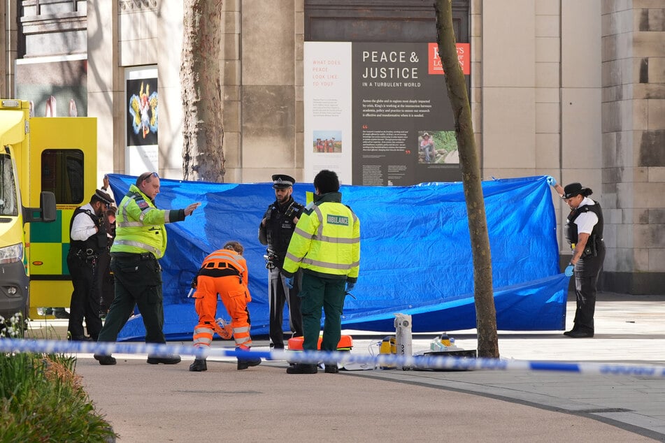 Rettungskräfte und Polizisten sind nach dem Vorfal im Zentrum der britischen Hauptstadt im Einsatz.