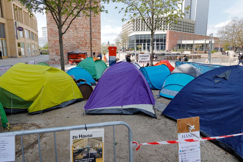 Das Aktionsbündnis "Seebrücke" machte mit einem Zelt-Protest in der Chemnitzer Innenstadt für Geflüchtete in Not aufmerksam.