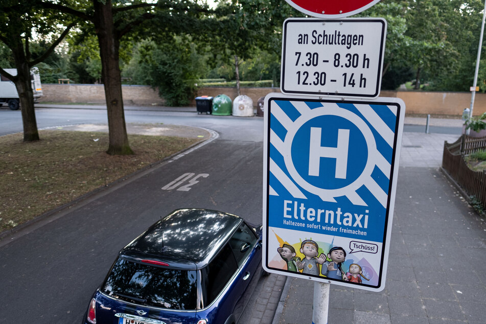 Das Schild "Elterntaxi" steht vor der Grundschule Grimsehlweg in Hannover.