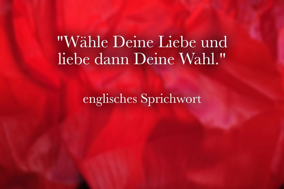 Zur Verlobung passt das englische Sprichwort: "Wähle Deine Liebe und liebe dann Deine Wahl."