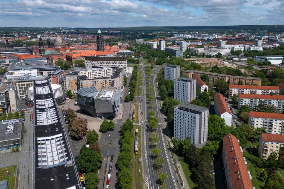 Die weit aufgefächerte Verkehrsachse St. Petersburger-Straße (mit Blickrichtung nach Norden) trennt das Zentrum von umliegenden Vierteln, bietet vor allem im Mittelstreifen ungenutzte Flächen, die besser genutzt werden sollen.