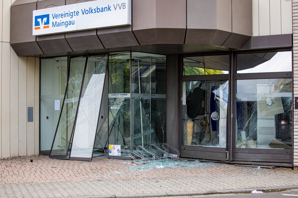 Lauter Knall reißt Menschen aus Schlaf: Geldautomat in Rodgau gesprengt, Täter auf Flucht