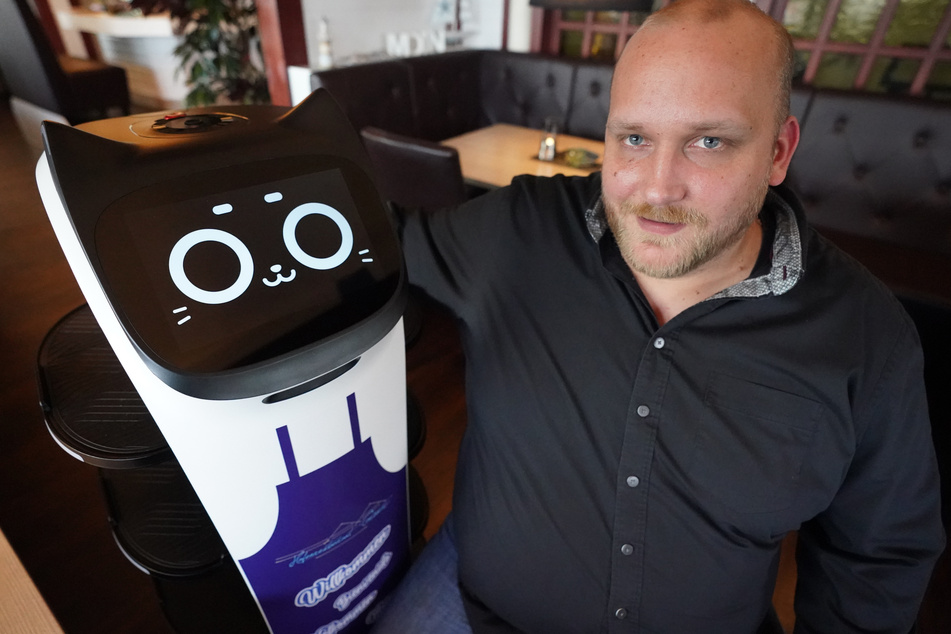 Hier serviert Roboter "Bella" die Speisen: So teuer ist die neue Servicekraft