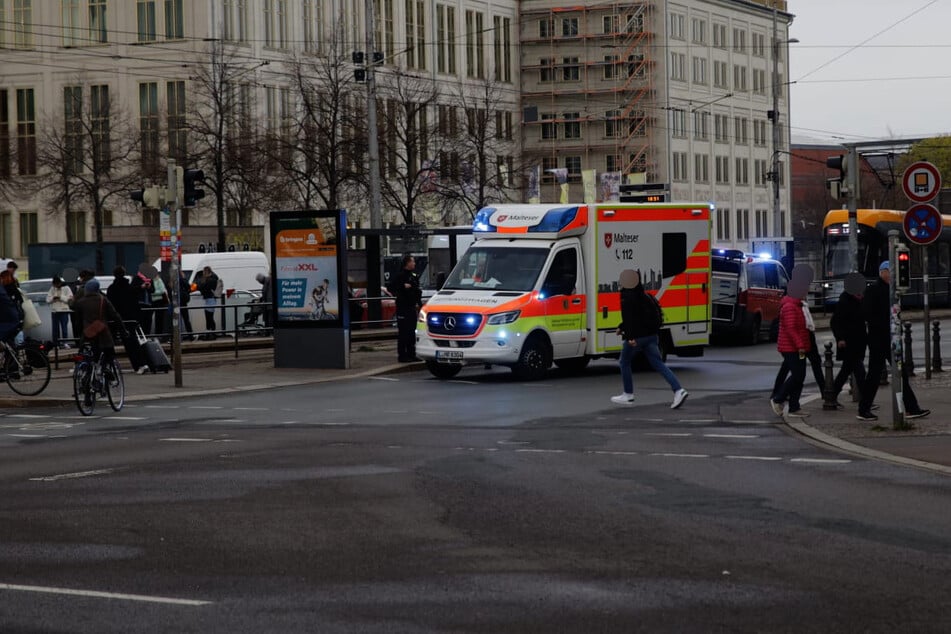 Unfall auf dem Augustusplatz: Bahn und Fußgänger kollidieren