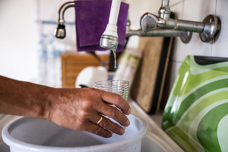 Auch der durch die hohen Temperaturen gestiegene Trinkwasserverbrauch der Bevölkerung sei schuld an der Wasserknappheit. (Symbolbild)