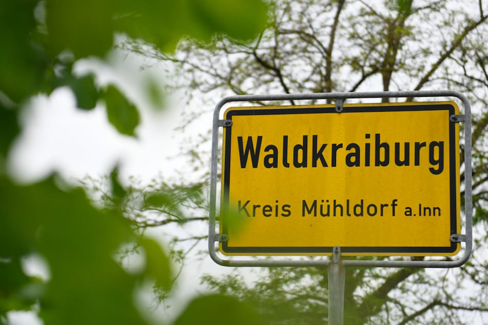 Das Ortschild von Waldkraiburg ist am Ortseingang zu sehen.